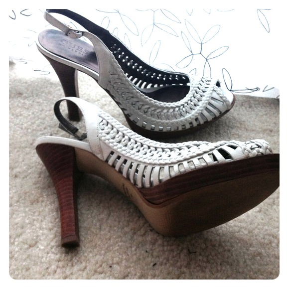 🎯SOLD🎯     Size 7.5 white Guess heels