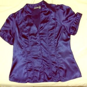 Short sleeve blouse.