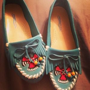 Super cute womens turquoise leather moccasins!