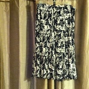 💢reduced💢 black and white print skirt