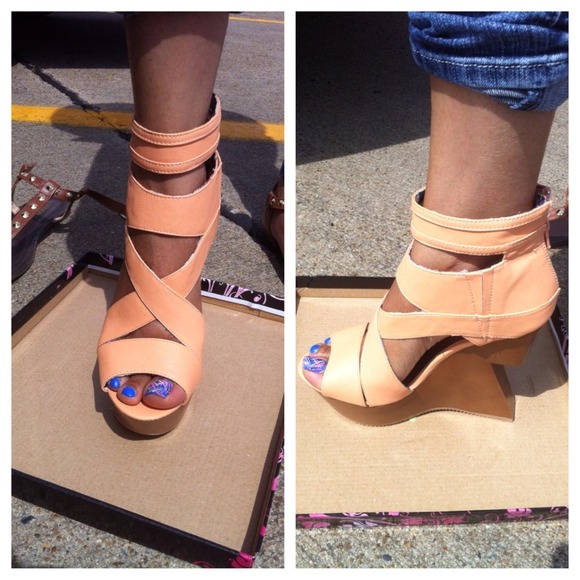 Unique Wedge Heels - Picture 2 of 4