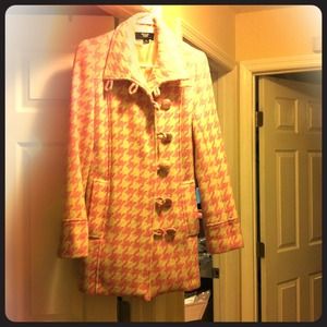 Beautiful pink and white houndstooth coat