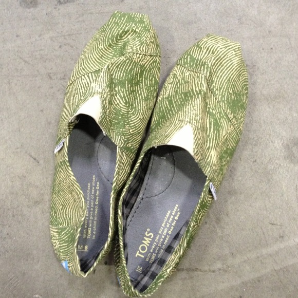 TOMS NWOT stripes