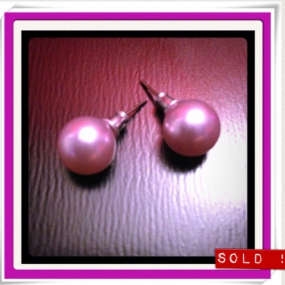 Light purple pearl earrings! 💜