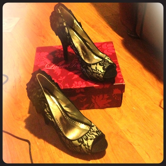 Lulu Townsend lace black an gray heels
