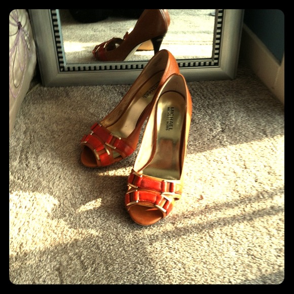 Michael kors peep toe pumps with gold detail