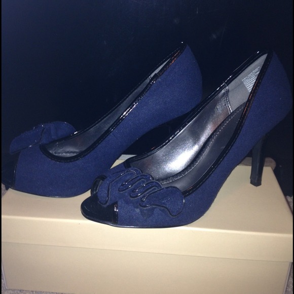 🚫sold🚫Navy and black peep toe heels w ruffle - Picture 2 of 3