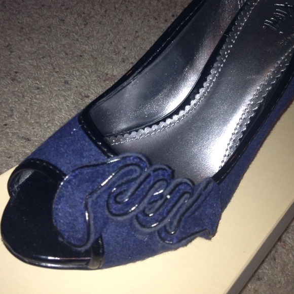 🚫sold🚫Navy and black peep toe heels w ruffle - Picture 3 of 3