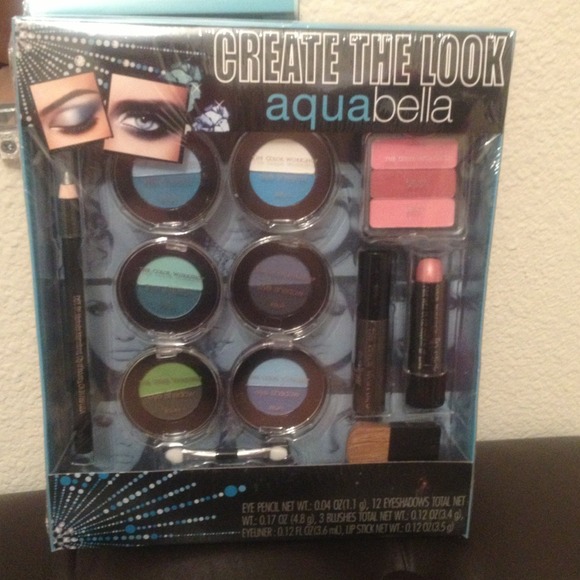 Sold🎉Free!!Makeup Kit... With $25 purchase!😃 - Picture 1 of 3