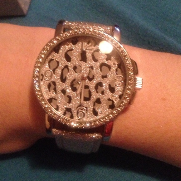 🔴Sold🔴 Silver Cheetah watch in box - Picture 2 of 4