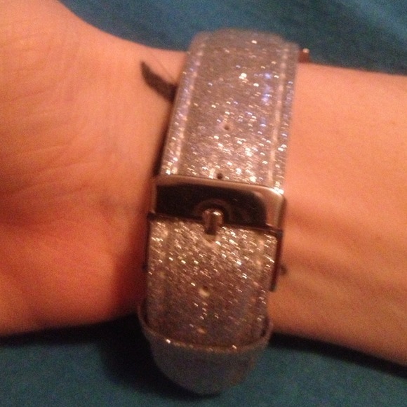 🔴Sold🔴 Silver Cheetah watch in box - Picture 3 of 4