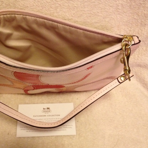 Brand New COACH Large Wristlet - Picture 2 of 4