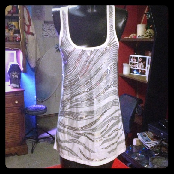 Decorated white tank