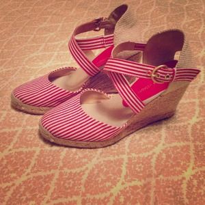 🎀Adrienne Vittadini Pinstriped Wedges