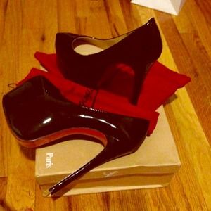 Christian Louboutin Pumps.