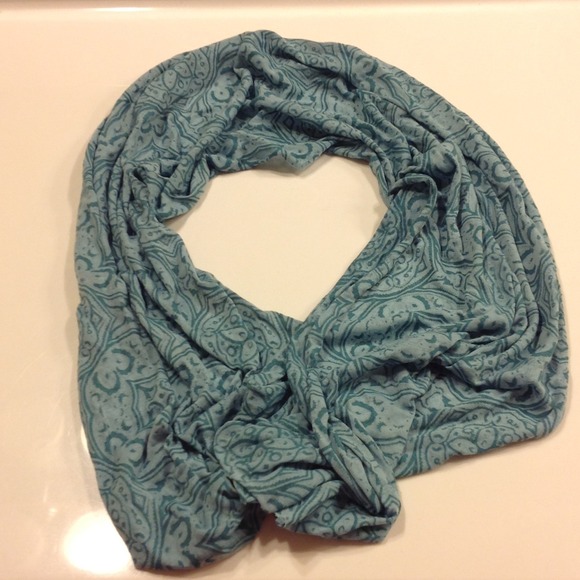 **Sold in bundle** Light scarf