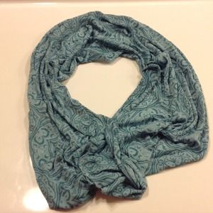 **Sold in bundle** Light scarf