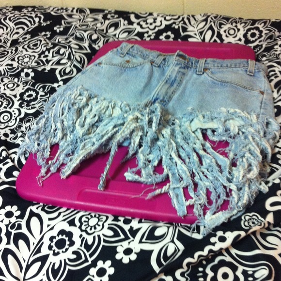 Cut up Levi shorts - Picture 2 of 3