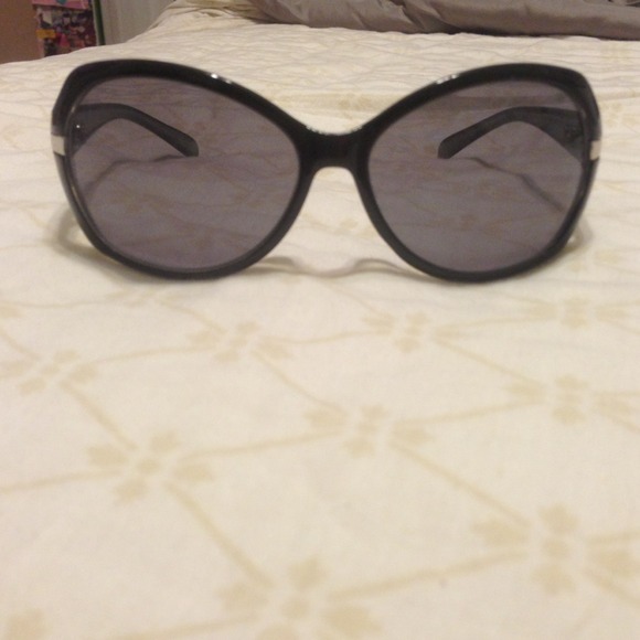 Elle Sunglasses 😎👓 - Picture 3 of 3