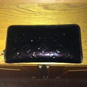 Authentic Louis Vuitton zippy Amarante wallet!