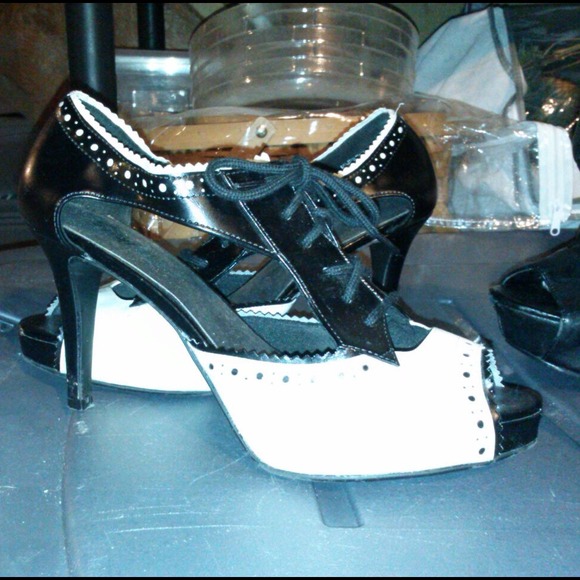 Black and white tie up high heels - Picture 1 of 1