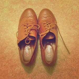 Woman brogue shoes (camel brown, faux leather)