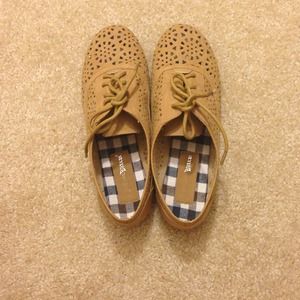 Faux leather brogue shoes (camel color)