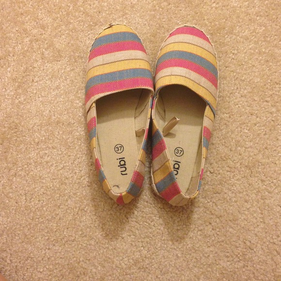 Casual shoes