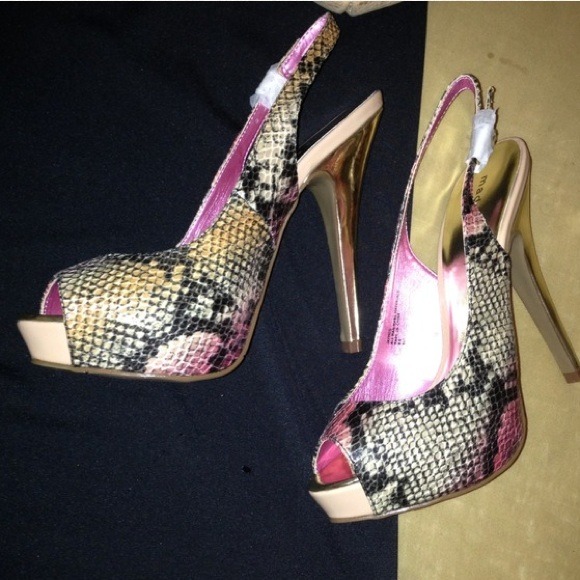 Sexy Madden Girl Jaymes Snakeskin Coral Multi Pump