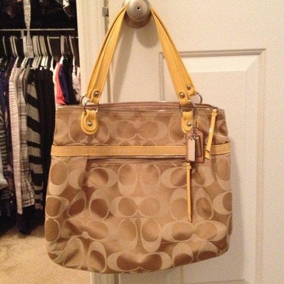 Coach handbag. HOLD for @korby