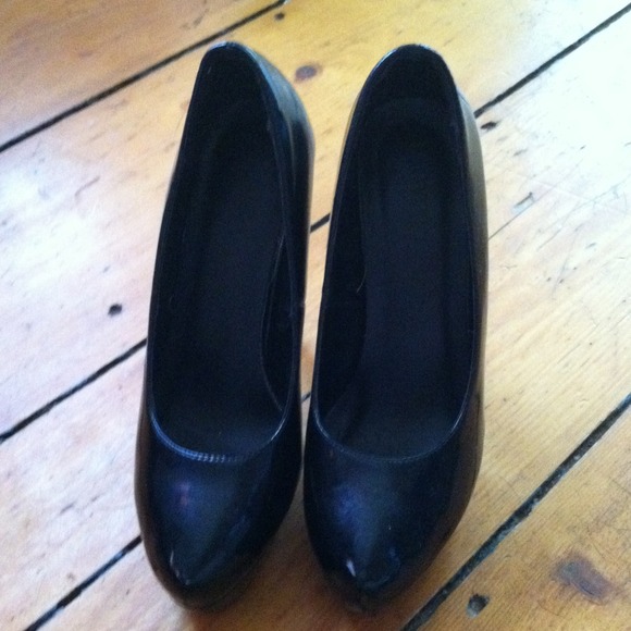 Black heels! - Picture 2 of 3