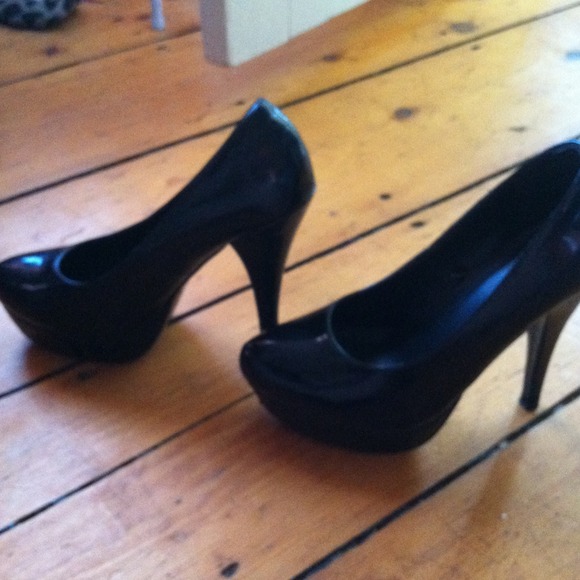 Black heels! - Picture 3 of 3
