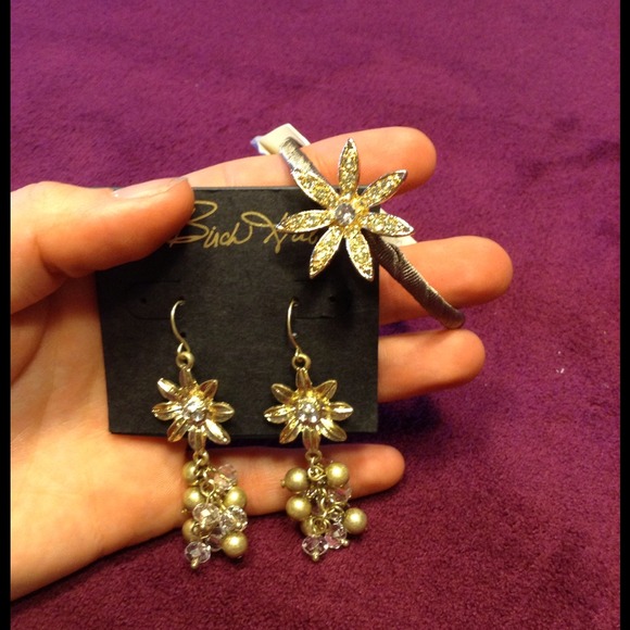 Sweet Ribbon-Wrapped Bracelet with Gold Flower - Picture 3 of 3