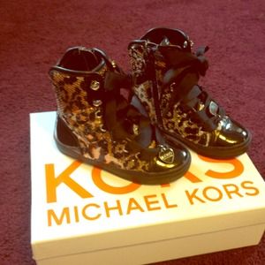 Toddlers size eight Michael Kora boots.