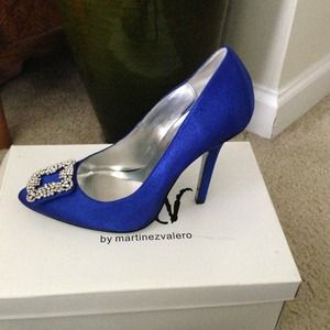 Royal blue satin pump with broach
