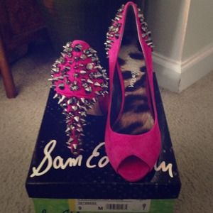 Edgy Sam Edelman spiked pump