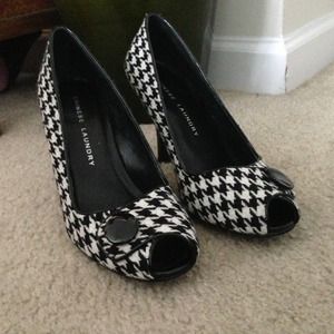 Black and White houndstooth pumps
