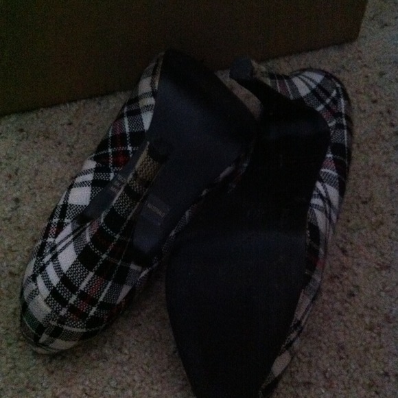 ⚡SOLD⚡Beautiful plaid heels- match everything! - Picture 3 of 3