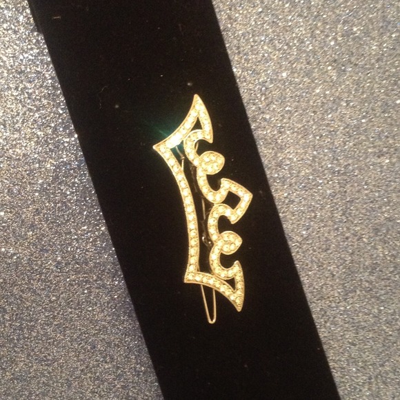 Pretty Crown Clip - Picture 2 of 3