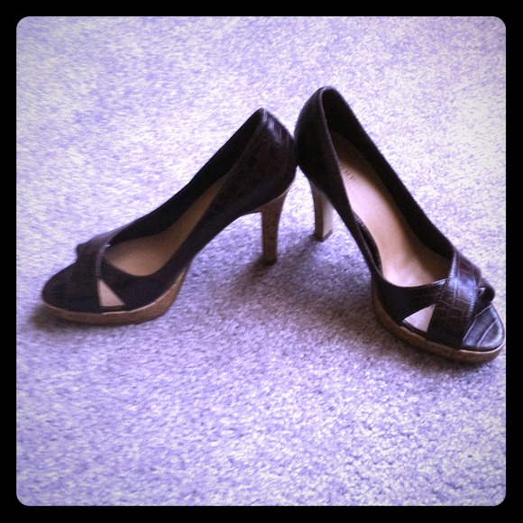 Open toe pumps