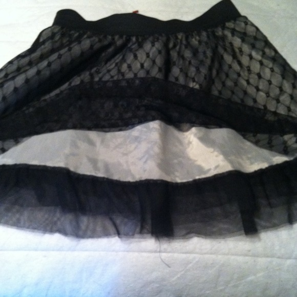 Black and crème skirt! - Picture 3 of 3