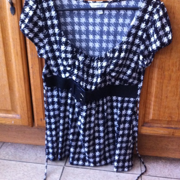 black and white print top