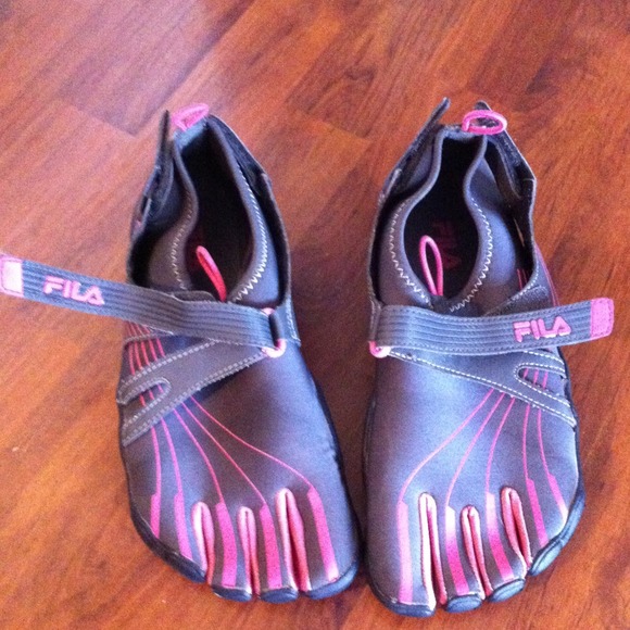 FILA toe shoes