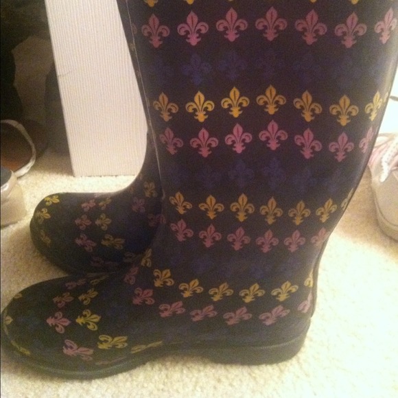 Fleur de Lis rain boots