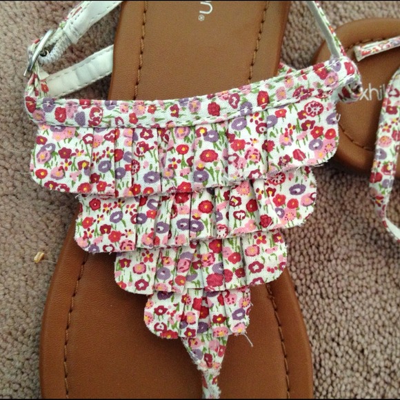 Ruffled sandals - Picture 2 of 2