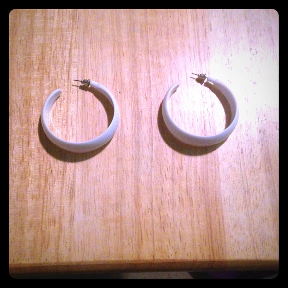 Thick white hoop earrings - Picture 1 of 2
