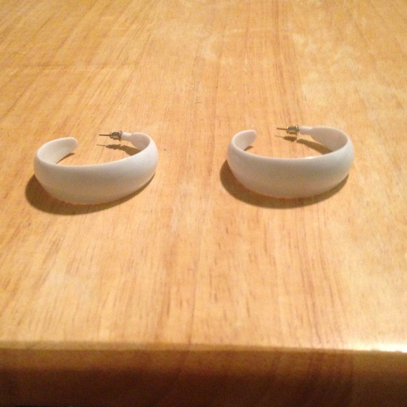 Thick white hoop earrings - Picture 2 of 2