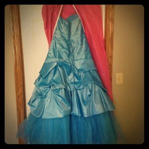 Prom dress size 8  worn once bought at Henri's