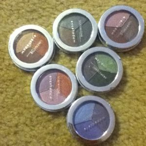Lot or eyeshadow