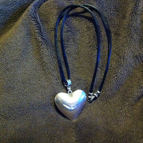 Sold!!Silver heart choker